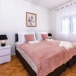 Semesterbostad 6 Bedroom Amazing In Bilice