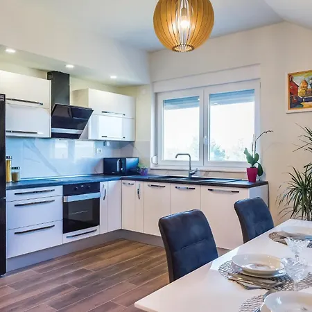 6 Bedroom Amazing In Дом отдыха Билице