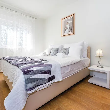 6 Bedroom Amazing In Билице