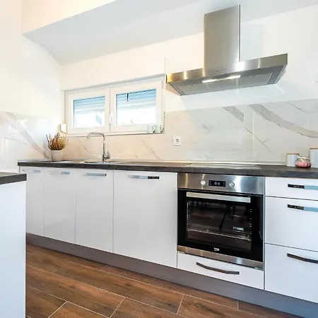 Дом отдыха 6 Bedroom Amazing In *