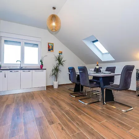 6 Bedroom Amazing In Дом отдыха Билице