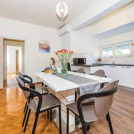 Дом отдыха 6 Bedroom Amazing In Билице