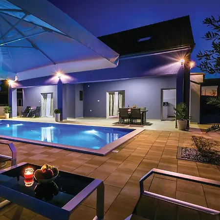 Дом отдыха 6 Bedroom Amazing In