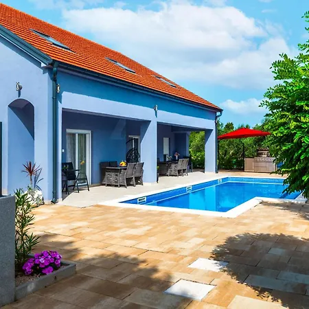 度假居 6 Bedroom Amazing In 比利切