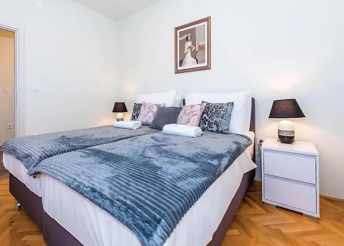 Vikendica 6 Bedroom Amazing In Bilice