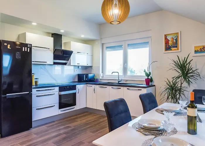 6 Bedroom Amazing In 度假居 比利切