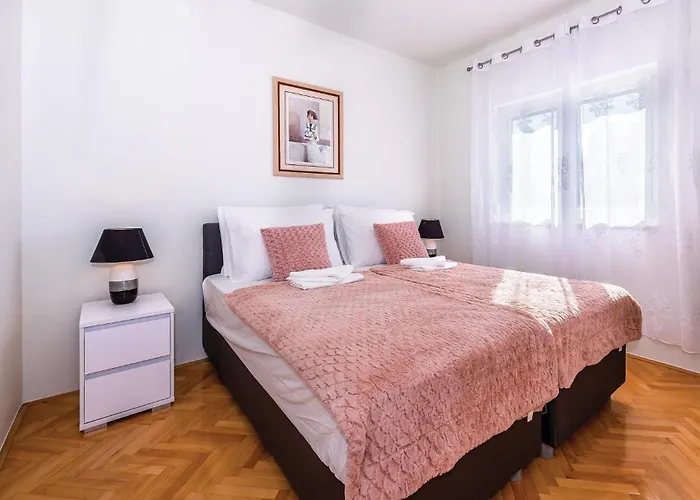 Holiday home 6 Bedroom Amazing In Bilice