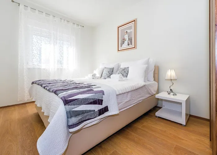 6 Bedroom Amazing In Bilice