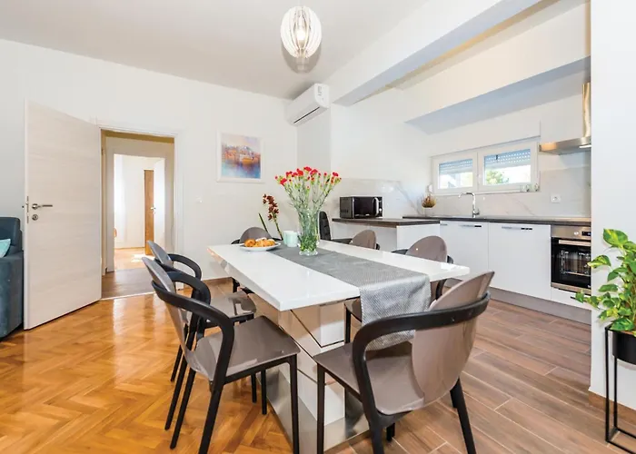 度假居 6 Bedroom Amazing In 比利切