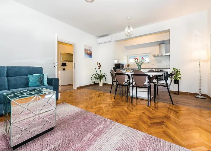 6 Bedroom Amazing In Holiday home *