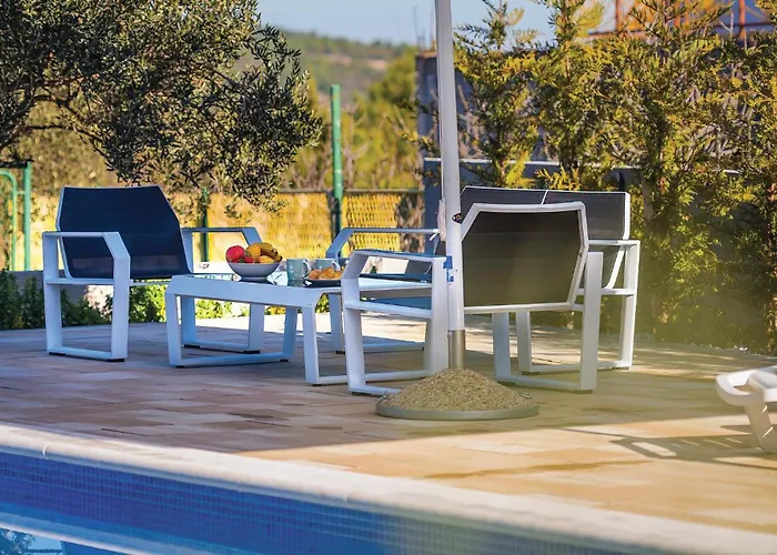 6 Bedroom Amazing In Holiday home *