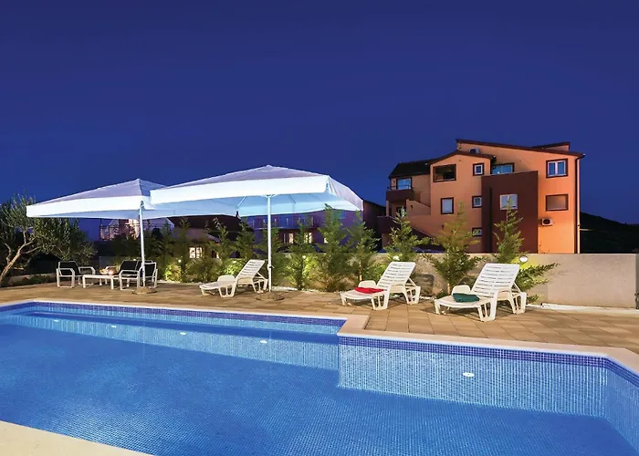 Vikendica 6 Bedroom Amazing In Bilice